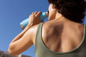 ragazza che beve acqua 