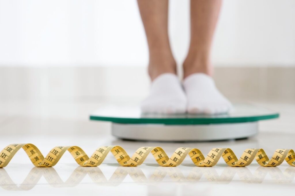 donna su bilancia immagine per articolo su obesità